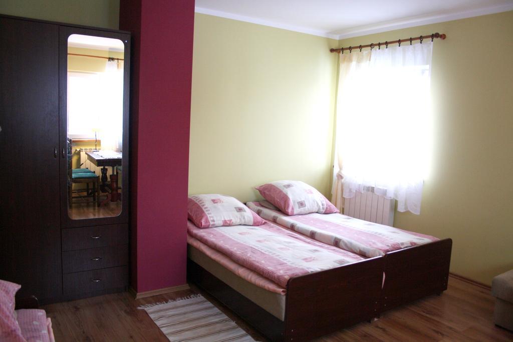 Pod Modrzewiem Pogorzelce Bagian luar foto