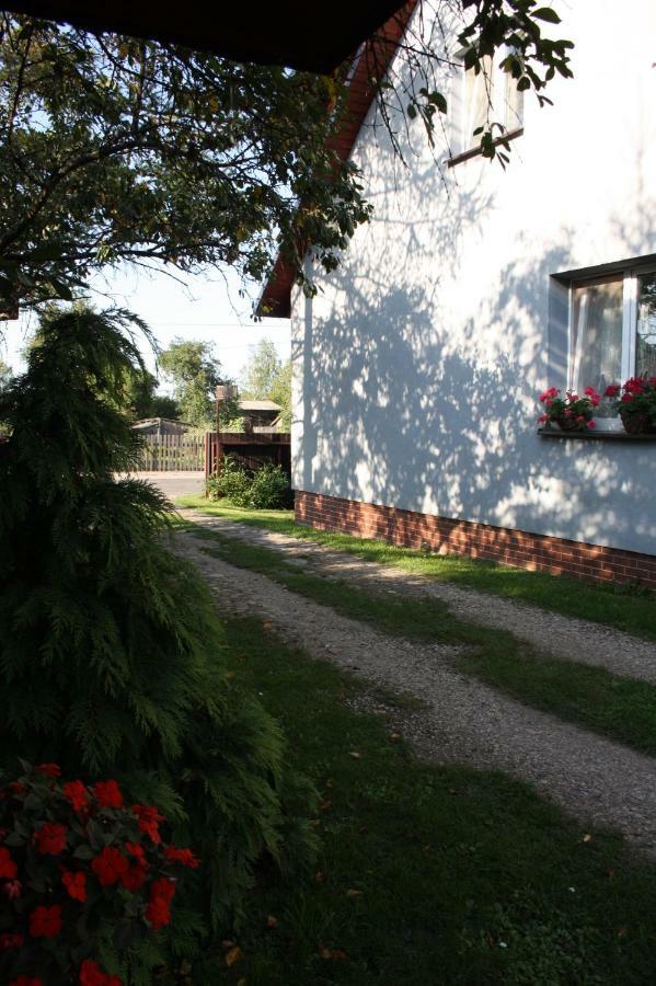 Pod Modrzewiem Pogorzelce Bagian luar foto